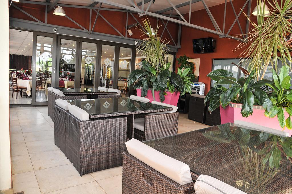 2Ten Hotel Sibasa エクステリア 写真