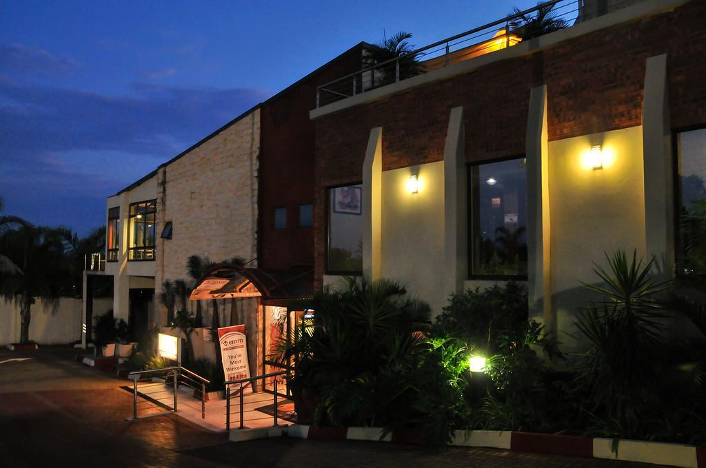 2Ten Hotel Sibasa エクステリア 写真